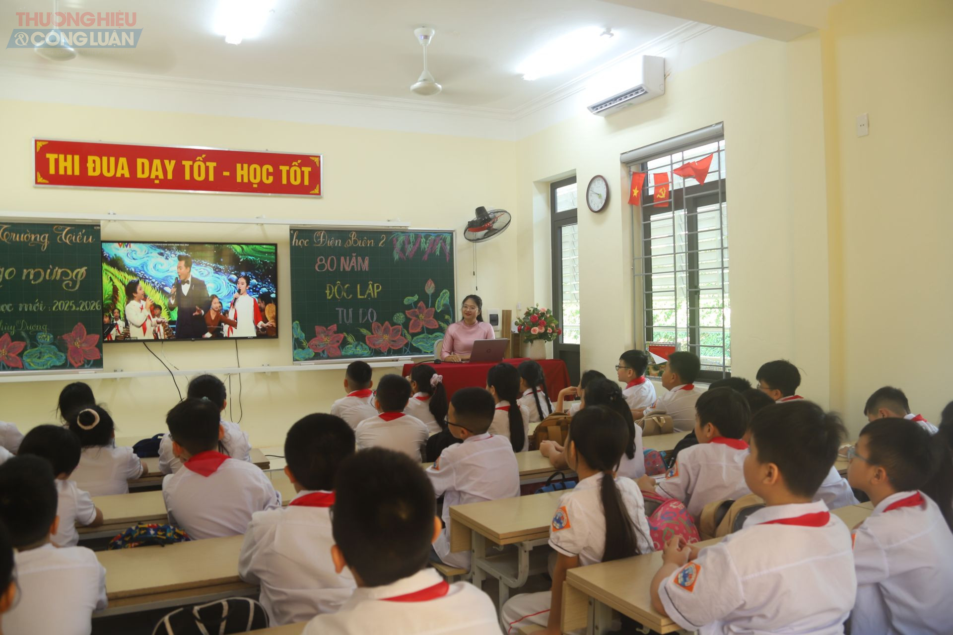 Tập thể cán bộ, giáo viên trường Tiểu học Điện Biên 2