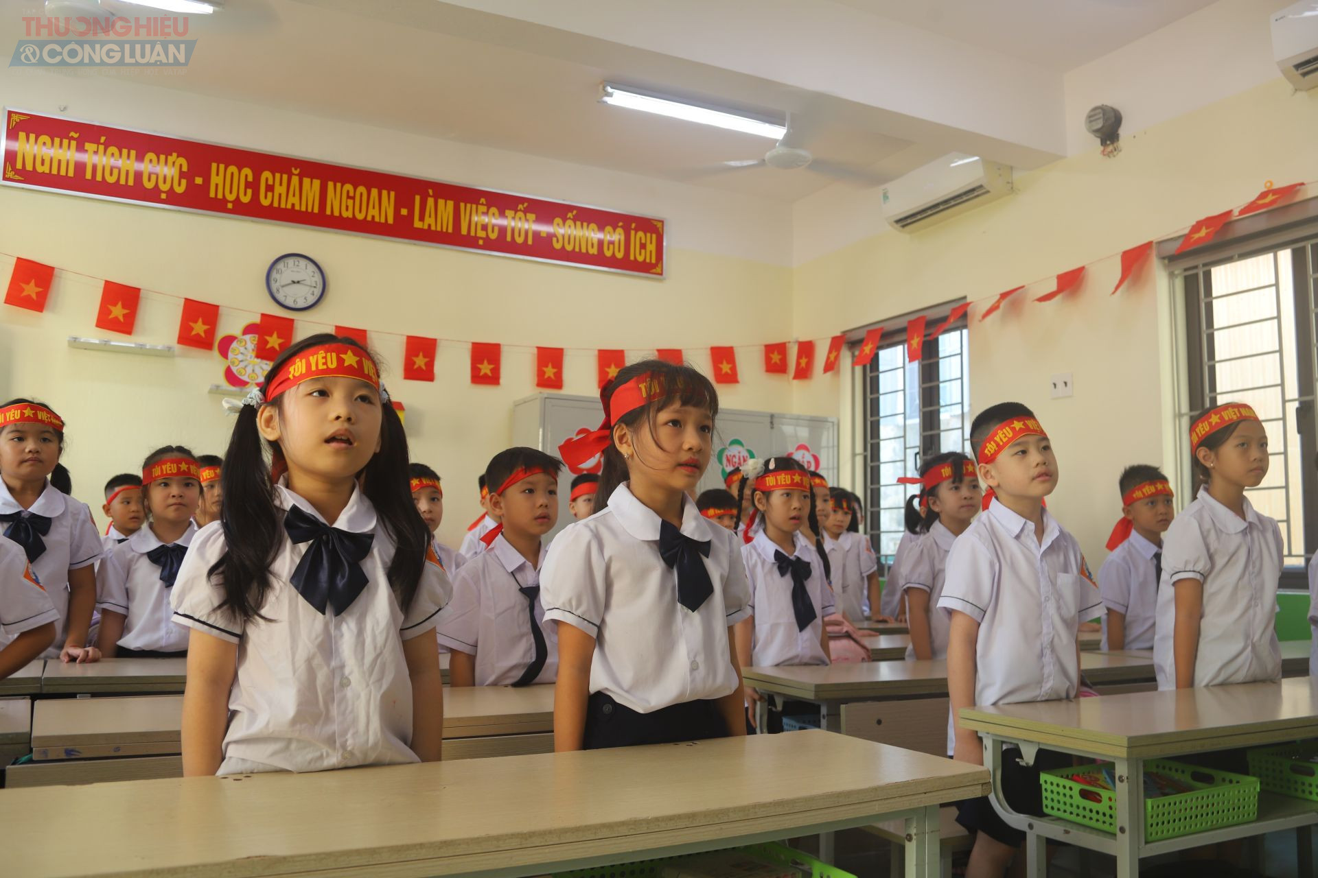 Các em học sinh làm lễ chào cờ