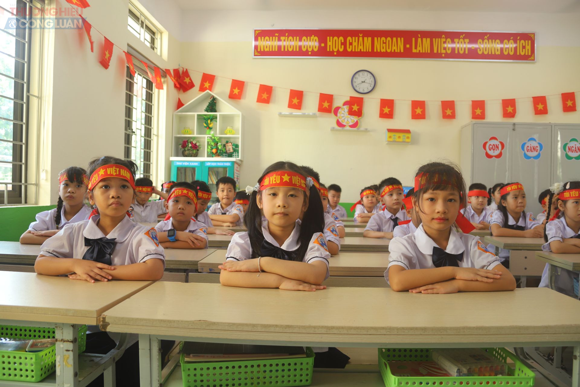 Các em học sinh chăm chú theo dõi