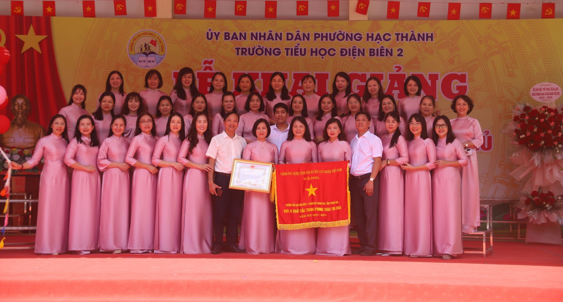 Tập thể cán bộ, giáo viên trường Tiểu học Điện Biên 2