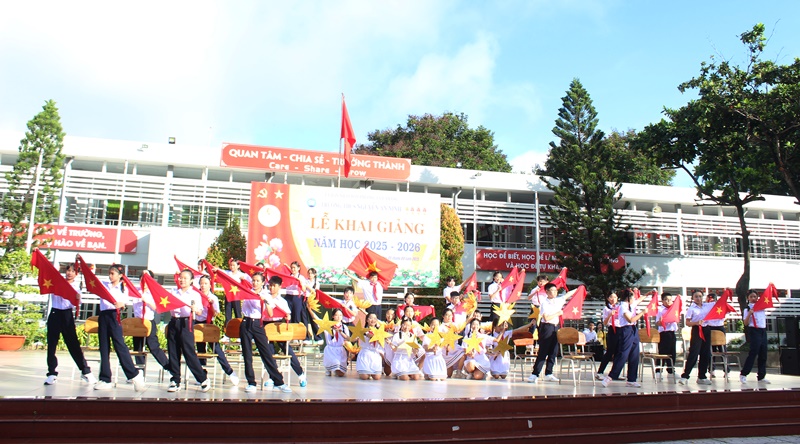 Tiết mục văn nghệ do học sinh nhà trường biểu diễn tại lễ Khai giảng