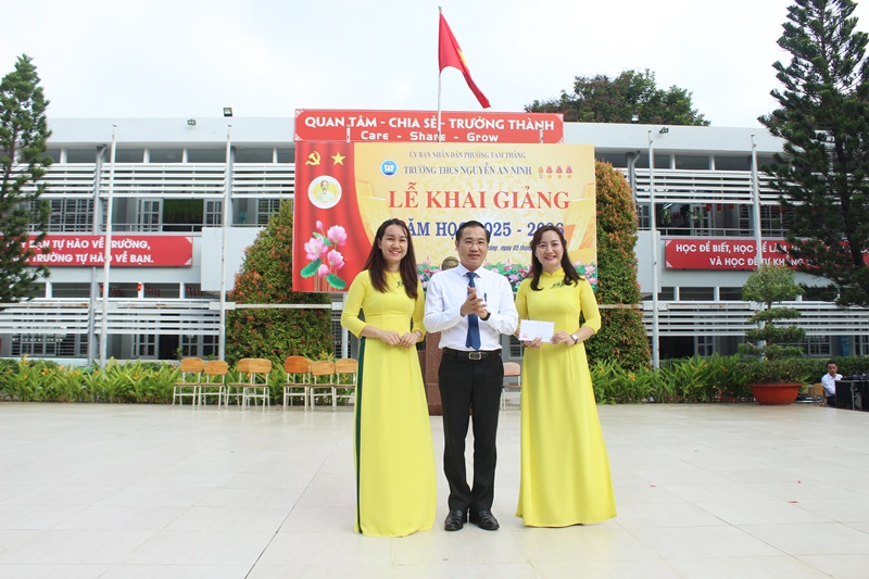 Ông Lê Xuân Tú đại diện phường Tam Thắng chúc mừng lễ khai giảng và trao quỹ khuyến học cho nhà trường