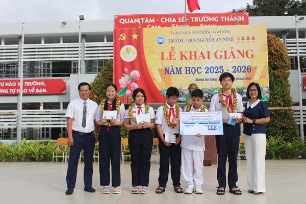 Khen thưởng cho nhóm học sinh đạt giải tại cuộc thi KHKT do Trường Đại học Bách khoa tổ chức
