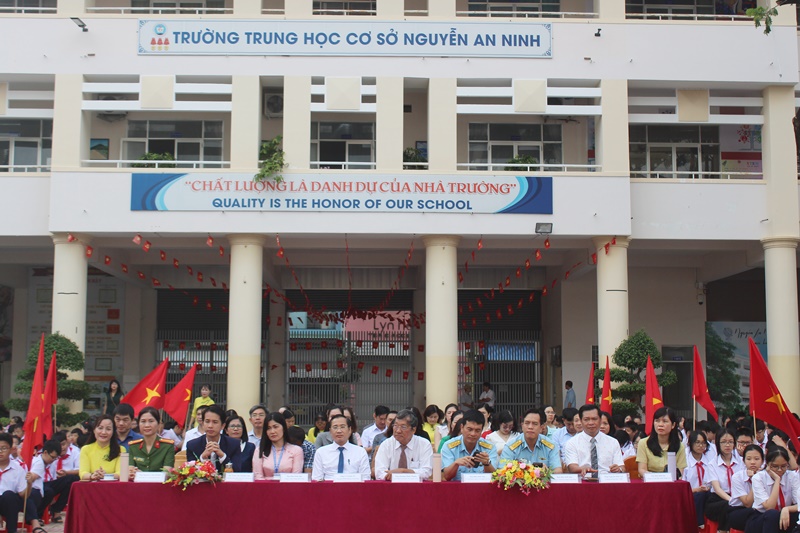 Các đại biểu dự Lễ khai giảng tại Trường THCS Nguyễn An Ninh