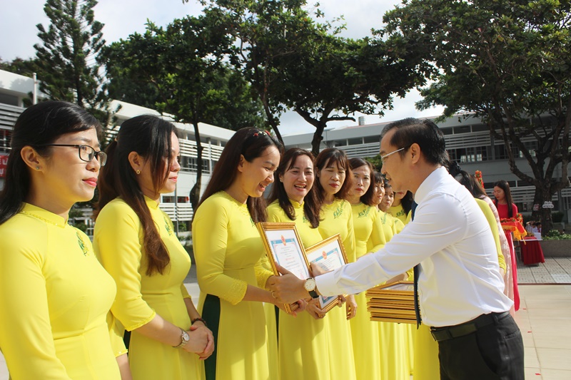 Ông Lê Xuân Tú trao bằng khen chiến sĩ thi đua cơ sở cho các cán bộ, giáo viên nhà trường