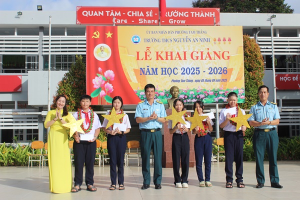 Đại diện Công ty Trực thăng Miền Nam trao tặng học bổng cho các em học sinh