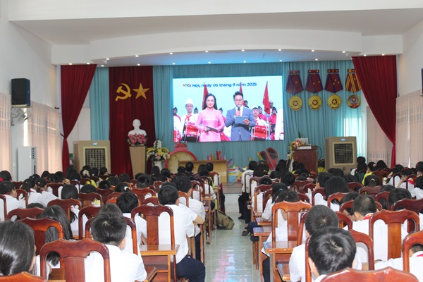 Ngay sau lễ khai giảng trực tiếp, giáo viên, học sinh nhà trường dự lễ khai giảng trực tuyến do Bộ Giáo dục và Đào tạo tổ chức