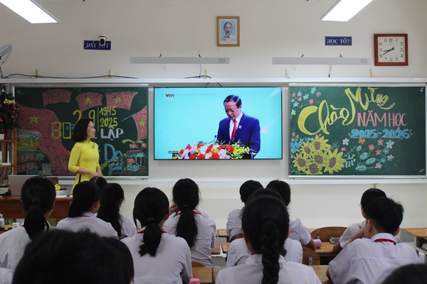 Học sinh, giáo viên theo dõi Lễ khai giảng trực tuyến tại hội trường và 34 lớp học toàn trường