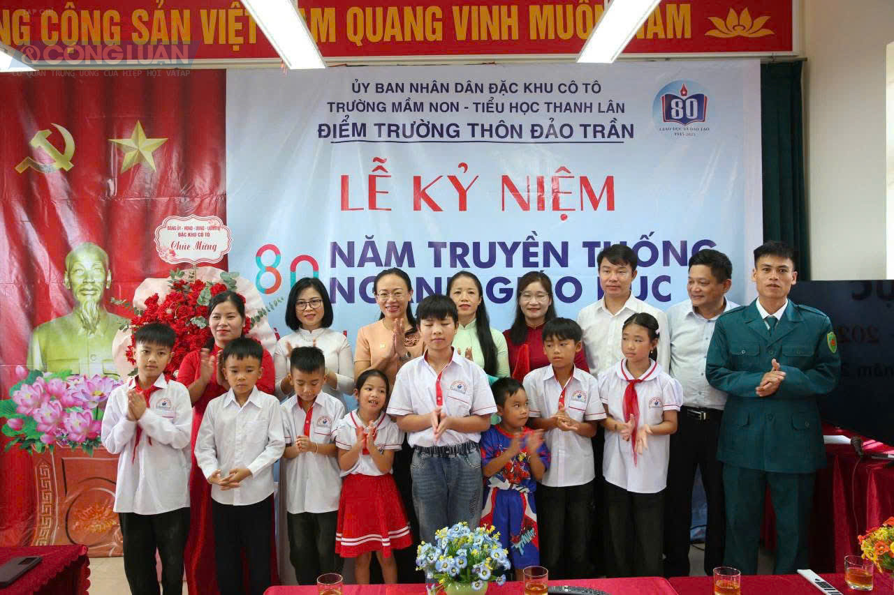 Lãnh đạo Đặc khu Cô Tô tặng hoa và quà cho các em học sinh tại Trường Liên cấp Đảo Trần trong ngày khai giảng. Lãnh đạo Đặc khu Cô Tô tặng hoa và quà cho các em học sinh tại Trường Liên cấp Đảo Trần trong ngày khai giảng.