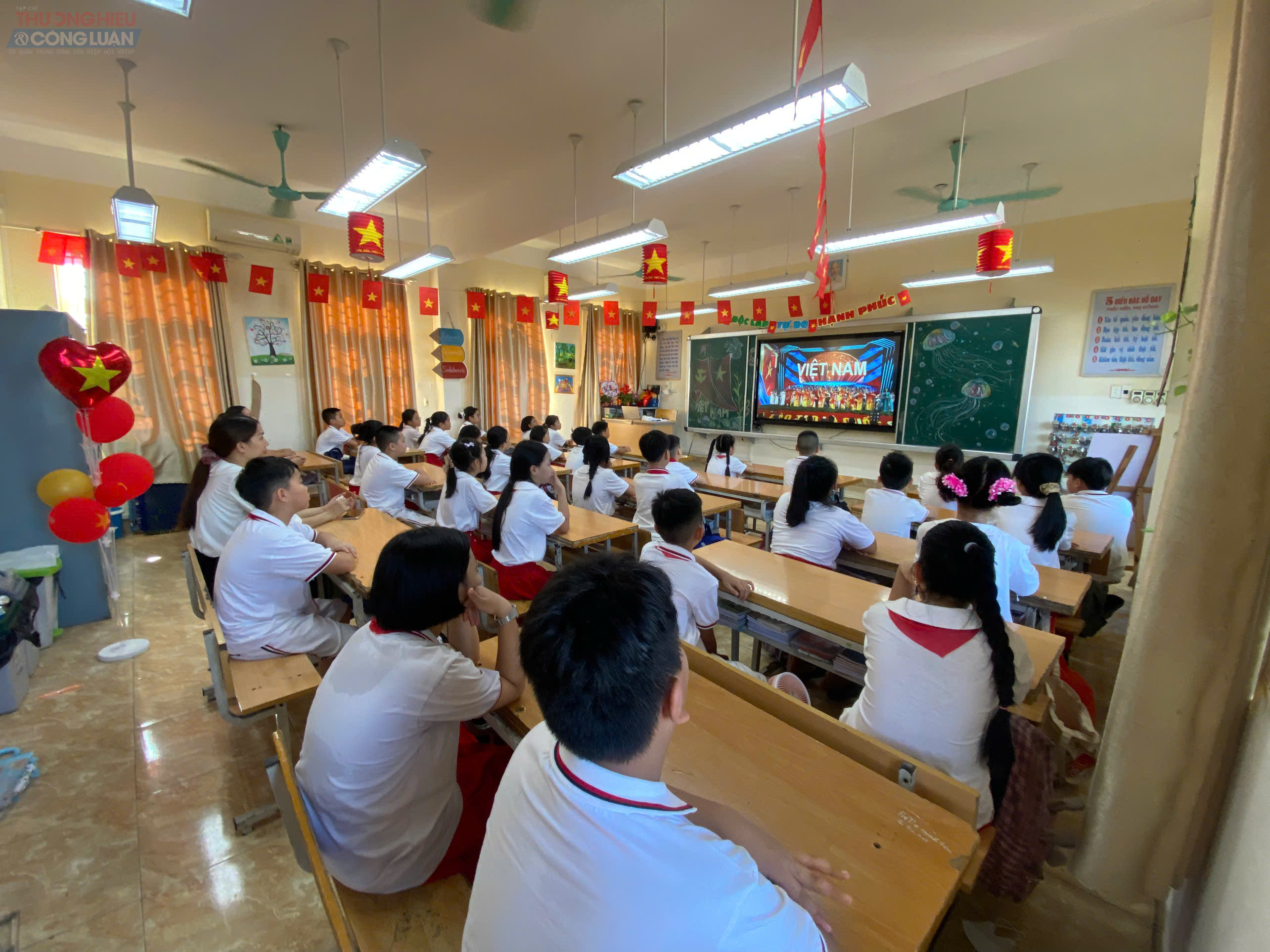 Cô, trò, trường tiểu học Hữu Nghị dự lễ khai giảng trực tuyến. Cô, trò, trường tiểu học Hữu Nghị dự lễ khai giảng trực tuyến.