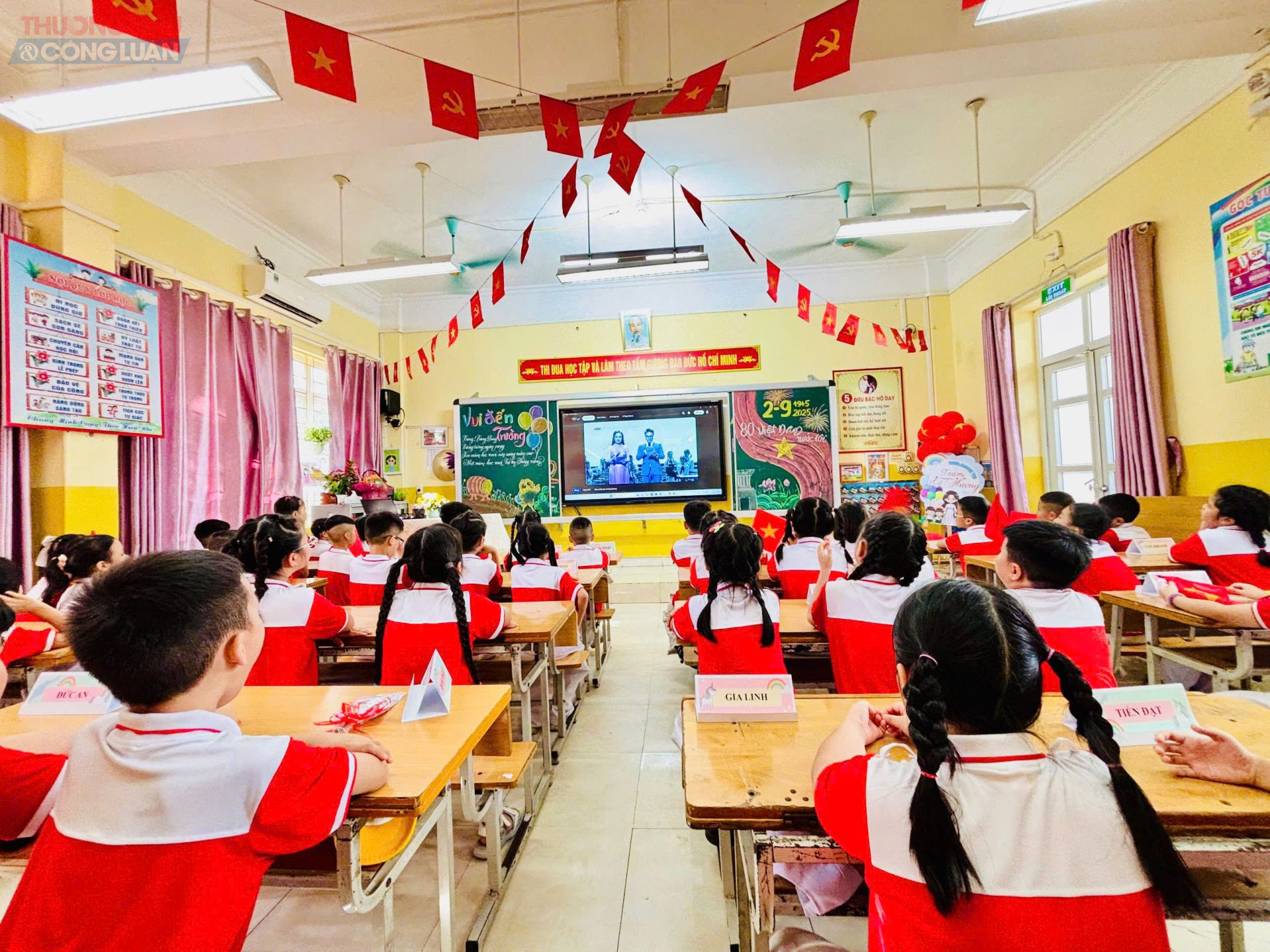 Các em học sinh cùng các thầy cô giáo trường Tiểu học Trần Hưng Đạo dự Lễ khai giảng trực tuyến toàn quốc và Lễ Kỷ niệm 80 năm thành lập Bộ Quốc gia Giáo dục, nay là Bộ Giáo dục và Đào tạo. Các em học sinh cùng các thầy cô giáo trường Tiểu học Trần Hưng Đạo dự Lễ khai giảng trực tuyến toàn quốc và Lễ Kỷ niệm 80 năm thành lập Bộ Quốc gia Giáo dục, nay là Bộ Giáo dục và Đào tạo.