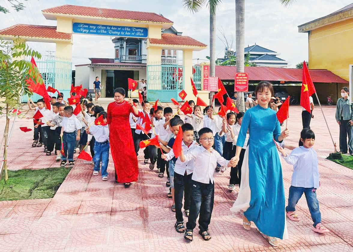 Cô và trò Trường Tiểu học Đèo Gia số 2 (xã Đèo Gia) hân hoan trong ngày khai giảng.