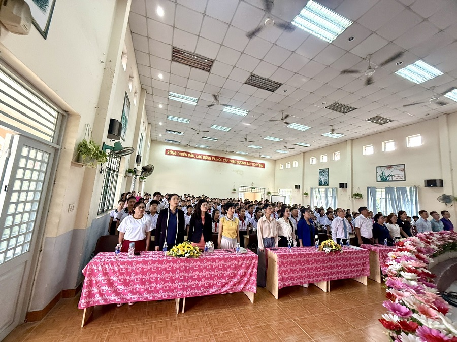 Lễ chào cờ trực tuyến tại Trường Tiểu học Bùi Văn Mới Lễ chào cờ trực tuyến tại Trường Tiểu học Bùi Văn Mới
