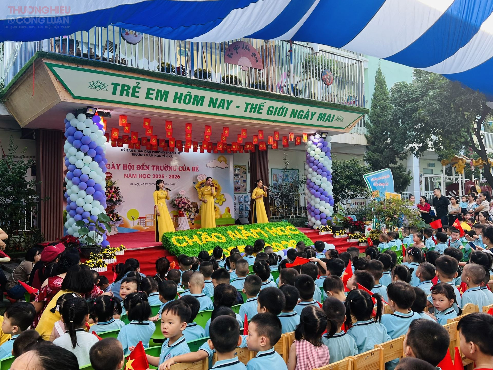 Các cô giáo của trường Mầm non Yên Xá thể hiện sự duyên dáng, đa tài qua tiết mục hát.