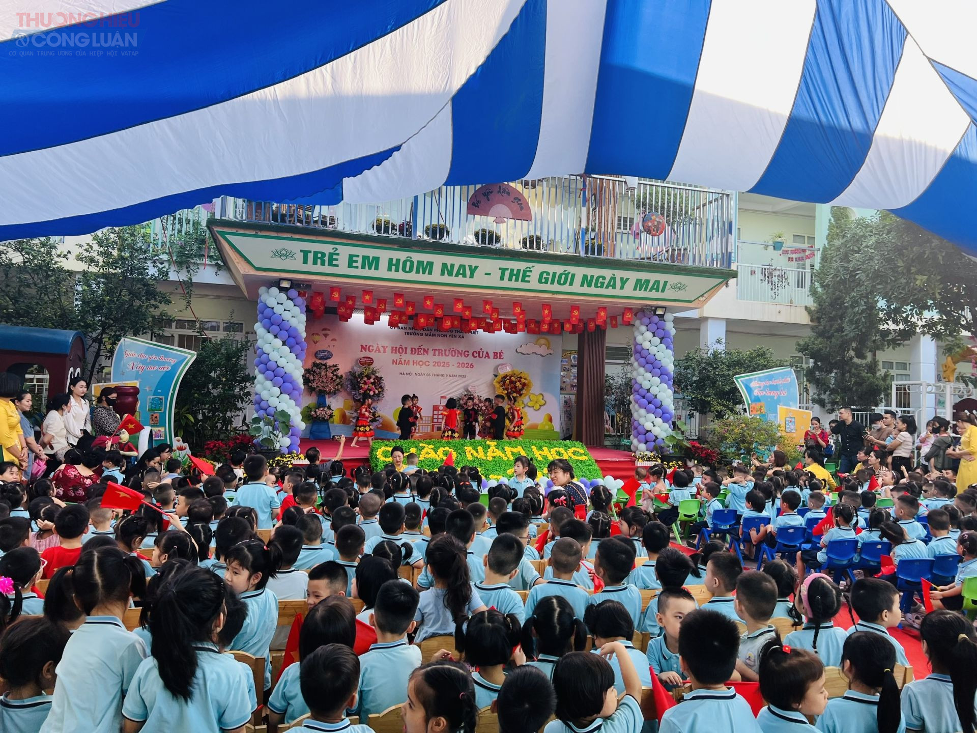 Các em học sinh lớp 5 tuổi của trường Mầm non Yên Xá biểu diễn các tiết mục văn nghệ chào mừng năm học mới.