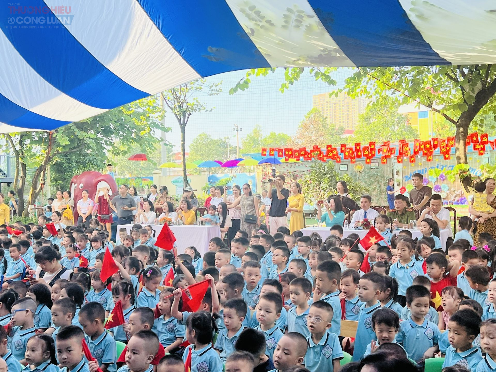 Hiệu trưởng Trường Mầm non Yên Xá cô Lê Thị Thúy Hà và các đại biểu khách mời trong Lễ khai giảng.