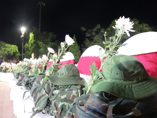 hàng ghế đầu tiên để trống, đặt những chiếc ba lô chiến sĩ như thể hiện cho sự hiện diện của những người lính đã ngã xuống. hàng ghế đầu tiên để trống, đặt những chiếc ba lô chiến sĩ như thể hiện cho sự hiện diện của những người lính đã ngã xuống.