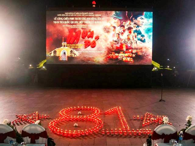 Trước sân khấu, Ban tổ chức bố trí hình nến số 81 tượng trưng 81 ngày đêm chiến đấu ở Thành cổ. Trước sân khấu, Ban tổ chức bố trí hình nến số 81 tượng trưng 81 ngày đêm chiến đấu ở Thành cổ.