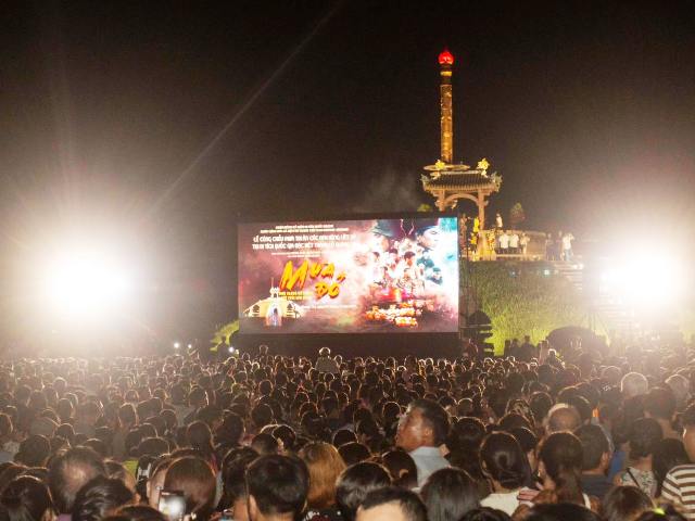 Hàng nghìn người dân ngồi kín khuôn viên Thành cổ Quảng Trị xem phim Mưa đỏ. Hàng nghìn người dân ngồi kín khuôn viên Thành cổ Quảng Trị xem phim Mưa đỏ.