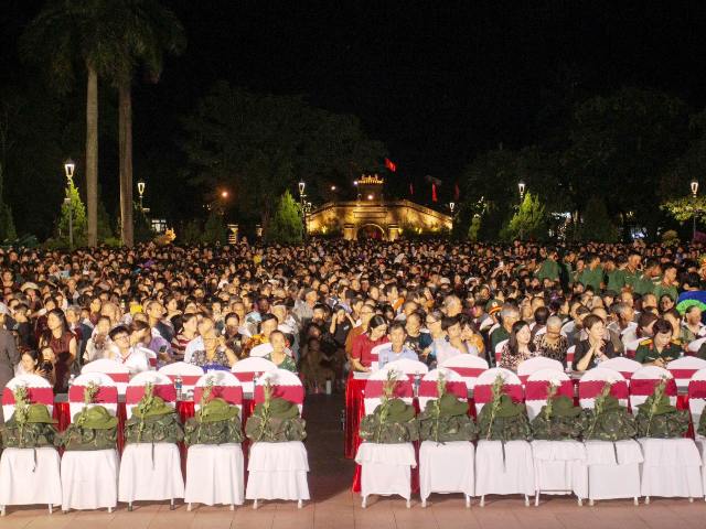 Người dân xúc động xem phim tái hiện về cuộc chiến 81 ngày đêm Thành cổ. Người dân xúc động xem phim tái hiện về cuộc chiến 81 ngày đêm Thành cổ.