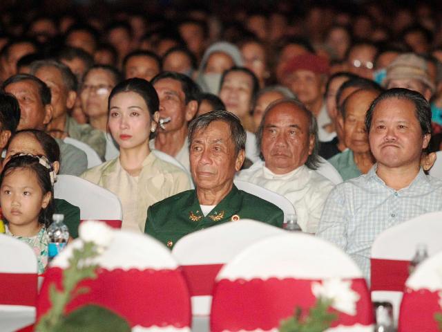 Các cựu chiến binh chăm chú dõi theo phim Các cựu chiến binh chăm chú dõi theo phim