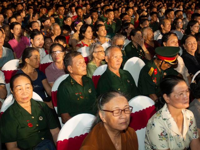 Chiếu phim “Mưa đỏ” tại Thành Cổ như là lời tri ân sâu nặng với các Anh hùng liệt sĩ. Chiếu phim “Mưa đỏ” tại Thành Cổ như là lời tri ân sâu nặng với các Anh hùng liệt sĩ.