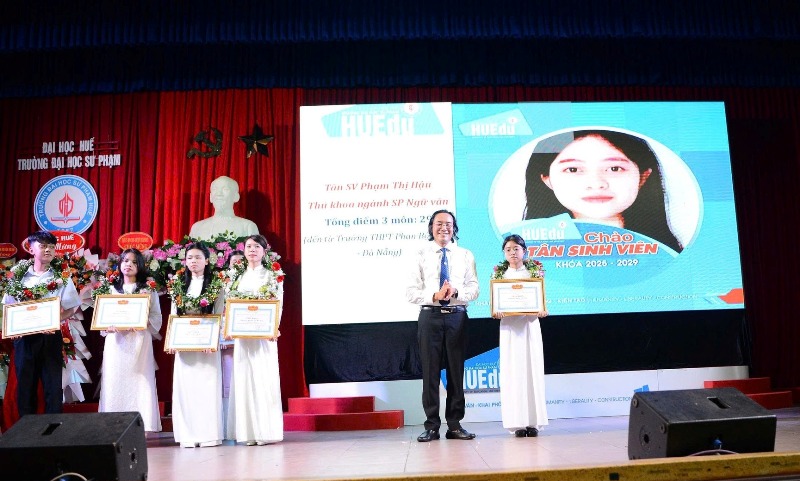 Tân sinh viên Phạm Thị Hậu Tân sinh viên Phạm Thị Hậu