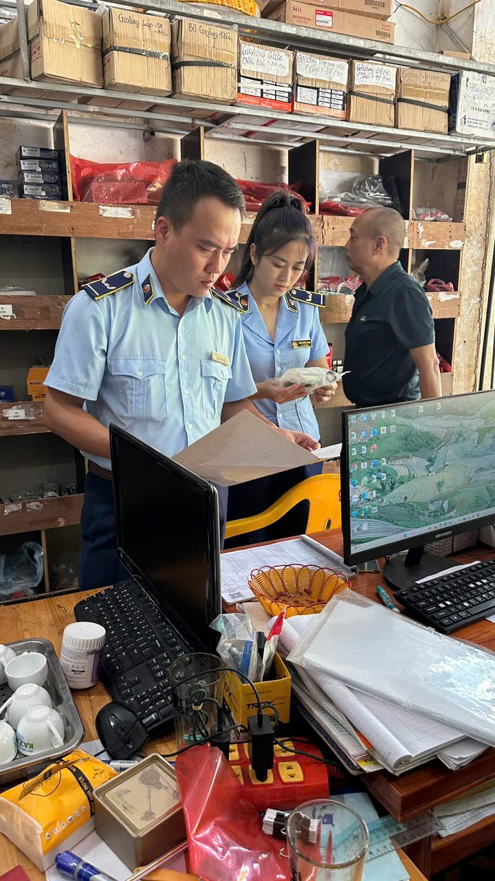 Công chức Đội QLTT số 1 kiểm tra, xử lý vi phạm hành chính