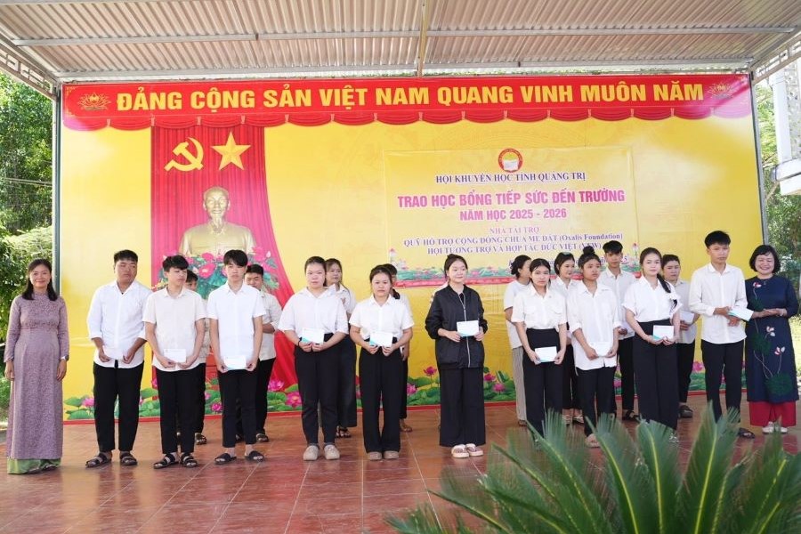 Trao học bổng cho các em học sinh tại xã Kim Phú.