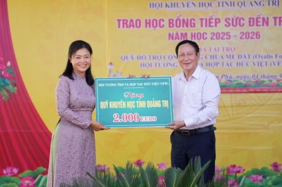 Hội Tương trợ và Hợp tác Đức - Việt trao tiền hỗ trợ 2.000 Euro cho Hội Khuyến học tỉnh Quảng Trị.