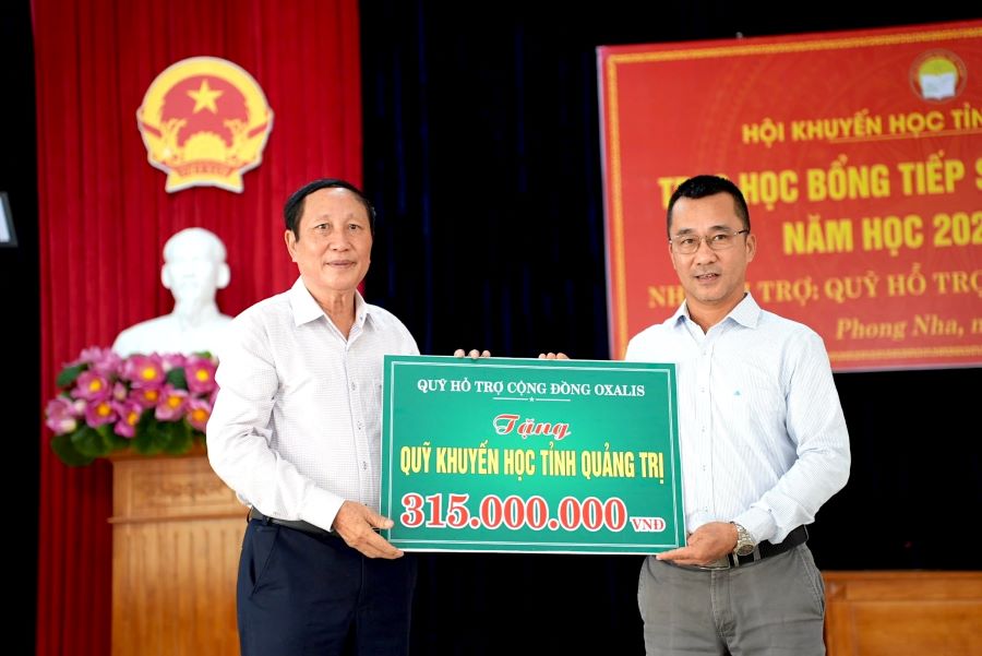 Quỹ hỗ trợ cộng đồng Oxalis trao tiền hỗ trợ 315 triệu đồng cho Hội Khuyến học tỉnh Quảng Trị.