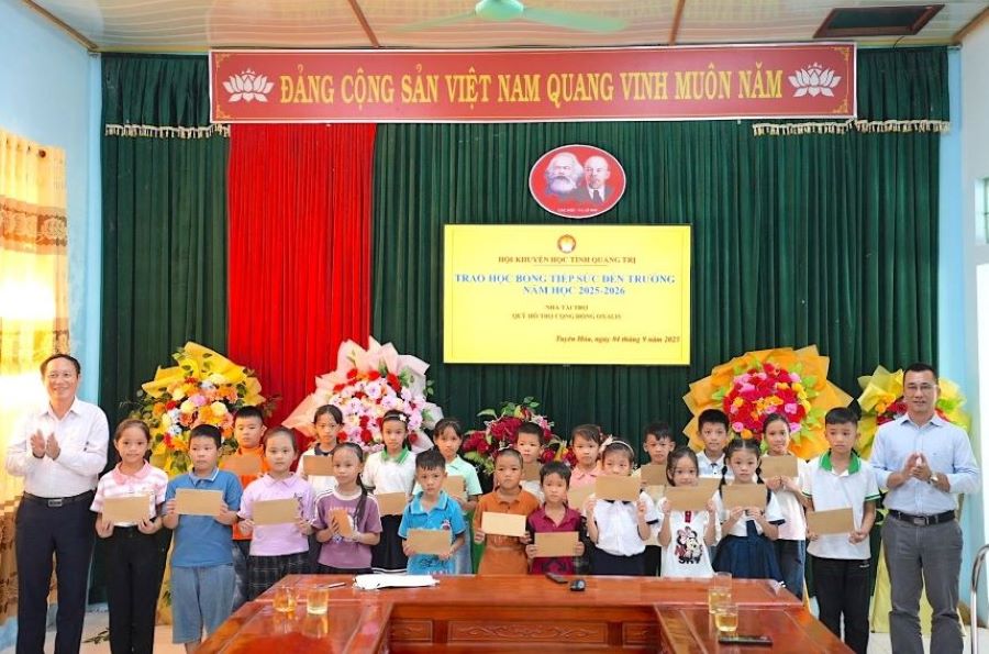 Trao học bổng cho các em học sinh tại xã Tuyên Hóa.