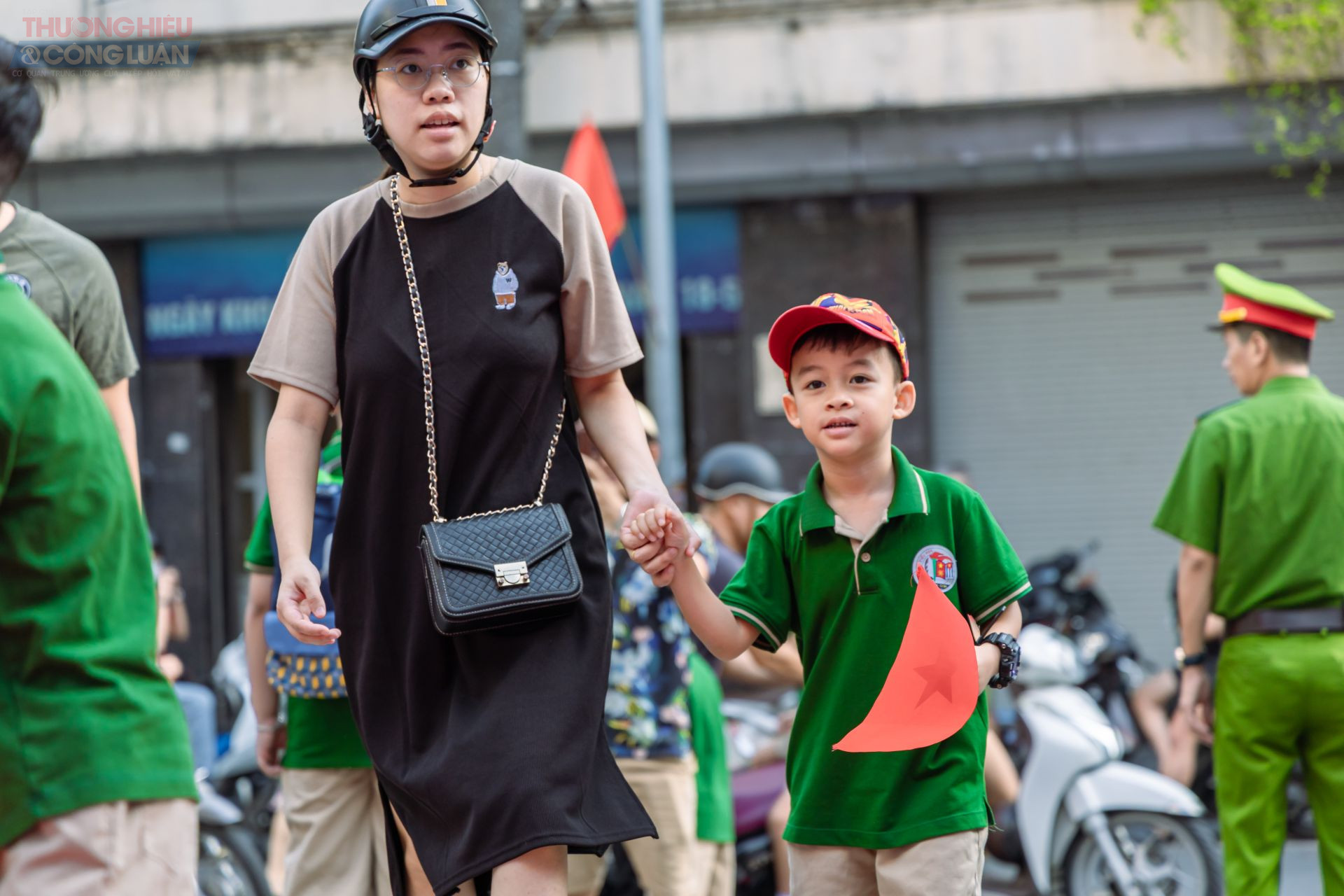 Phụ huynh nhanh chân đưa con em vào trường để kịp dự lễ khai giảng