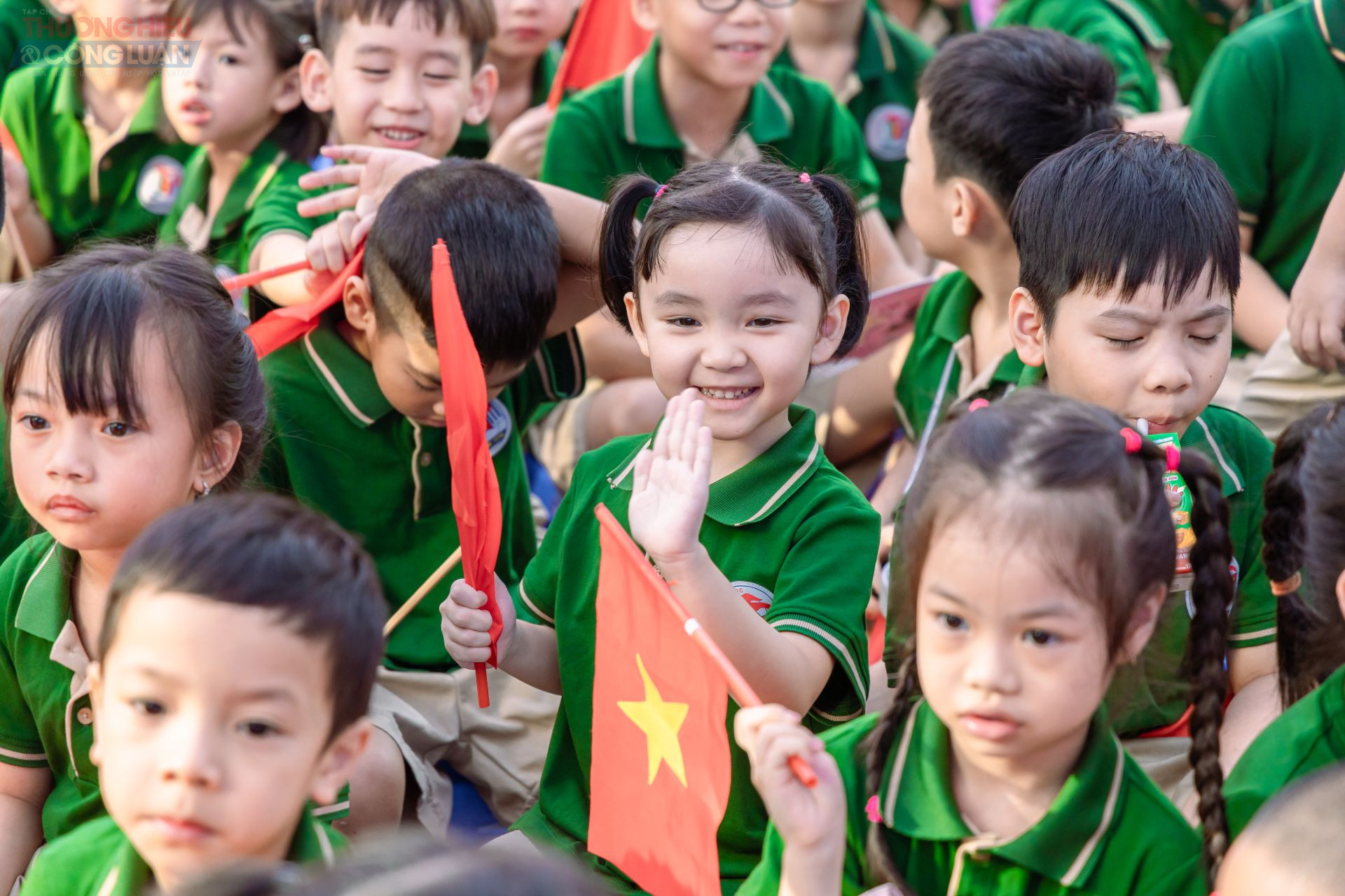 Những gương mặt ngây thơ, trong sáng của các em học sinh.