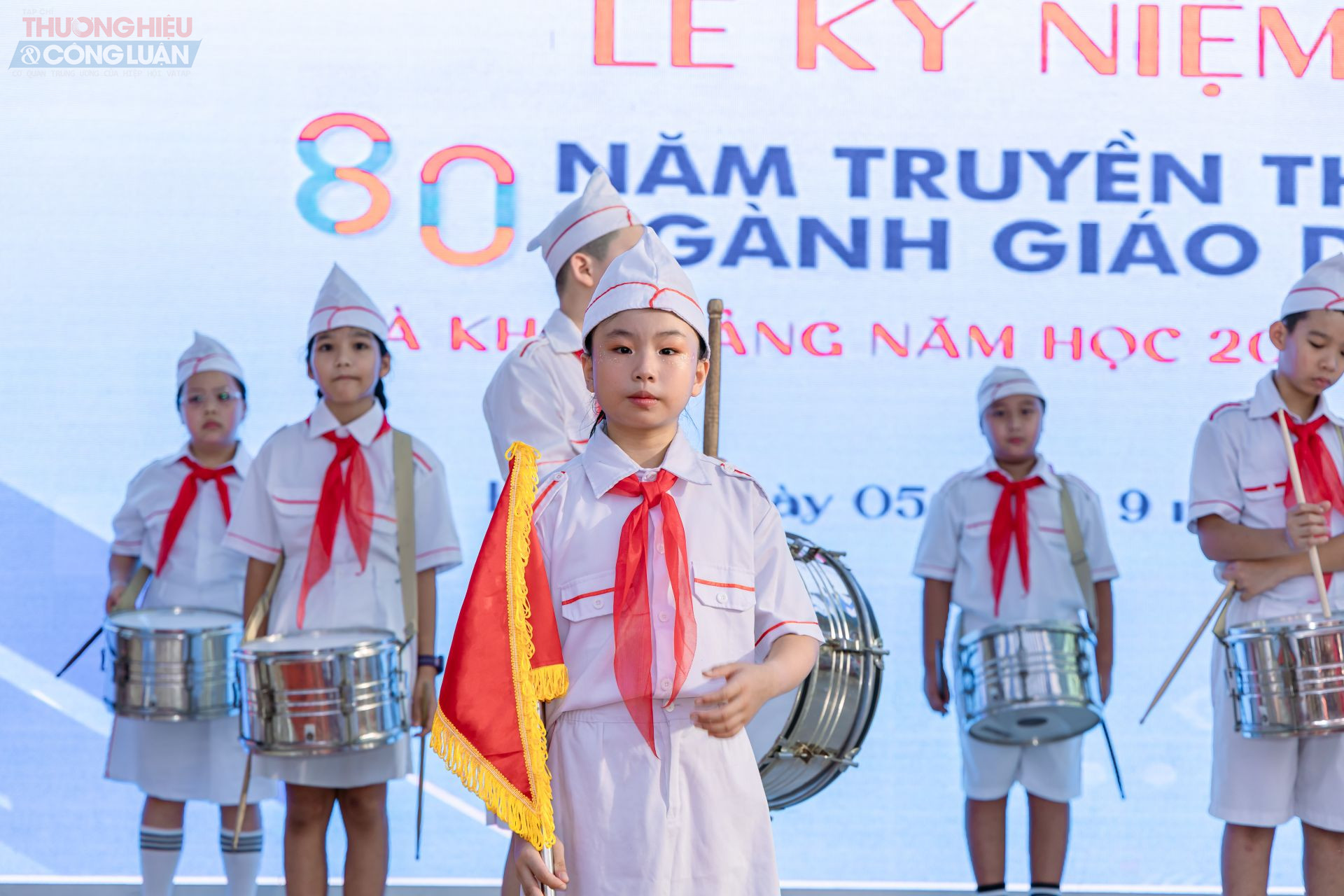 Các em học sinh trong đội nghi lễ của nhà trường