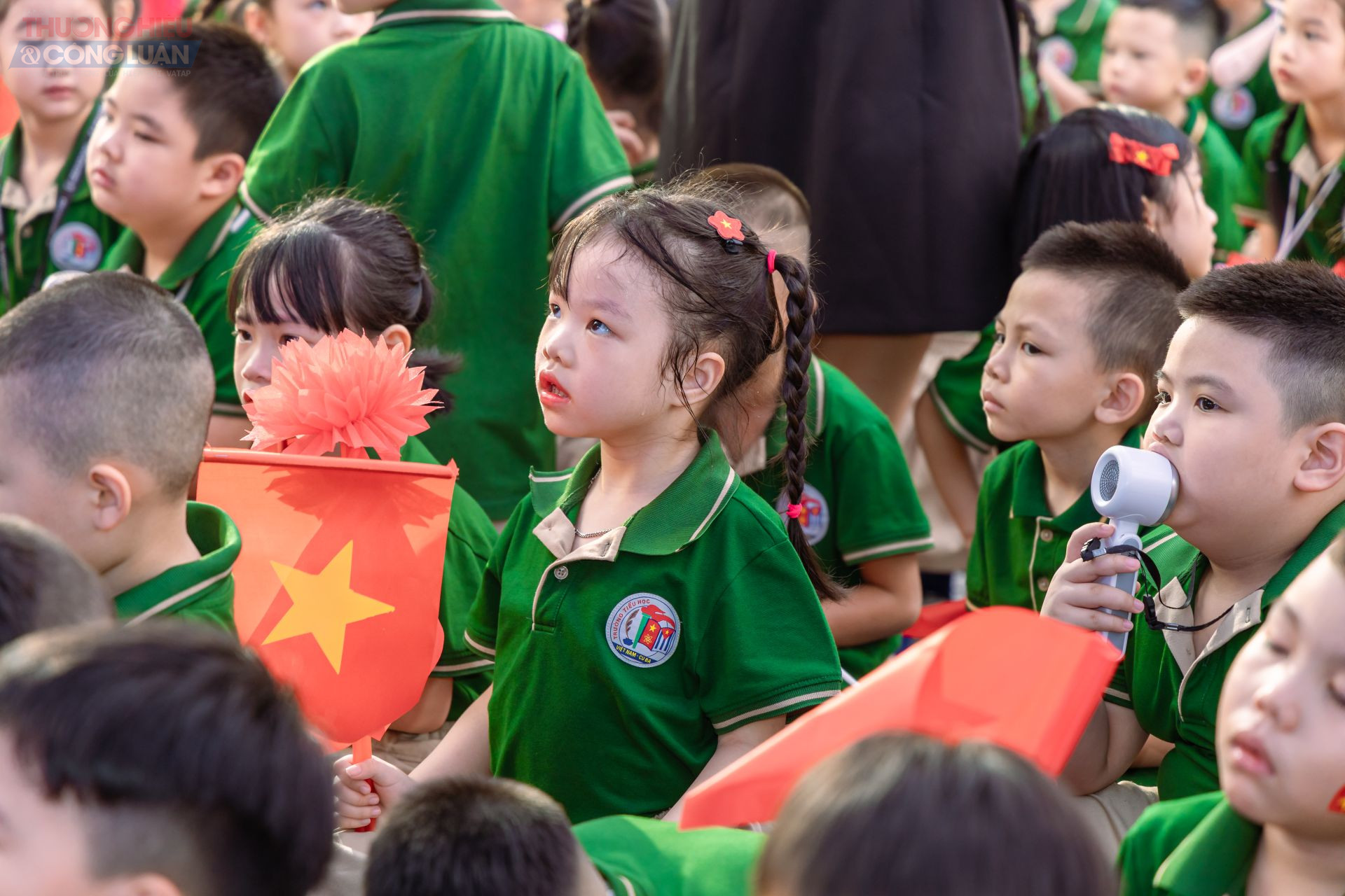 hững gương mặt ngây thơ, trong sáng của các bé lớp 1 trong ngày khai giảng đầu tiên, chập chững bước vào hành trình học tập mới.