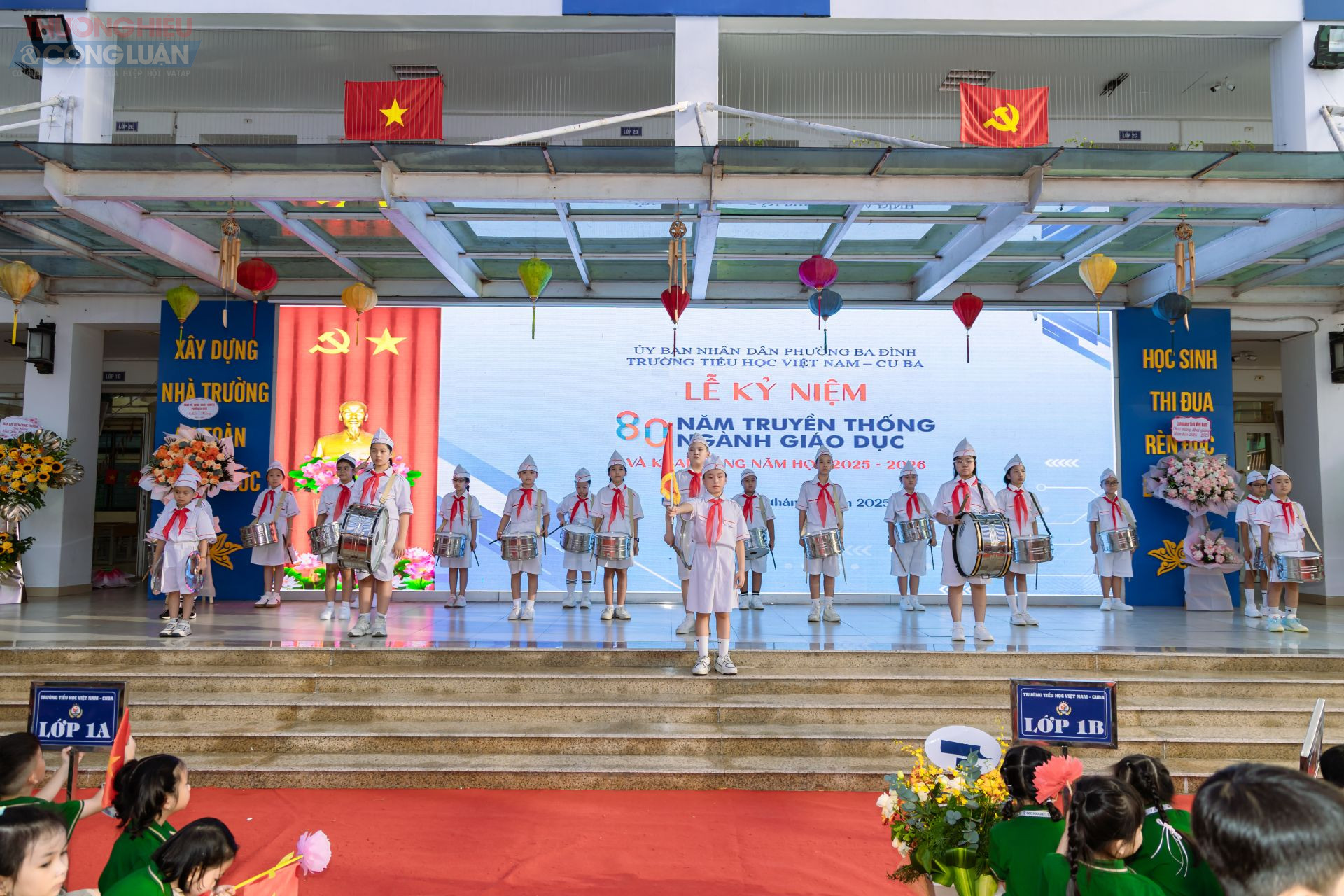 Các em học sinh trong đội nghi lễ cho biết đã phải dậy từ sớm vì háo hức chuẩn bị kỹ lưỡng cho phần nghi lễ của nhà trường.