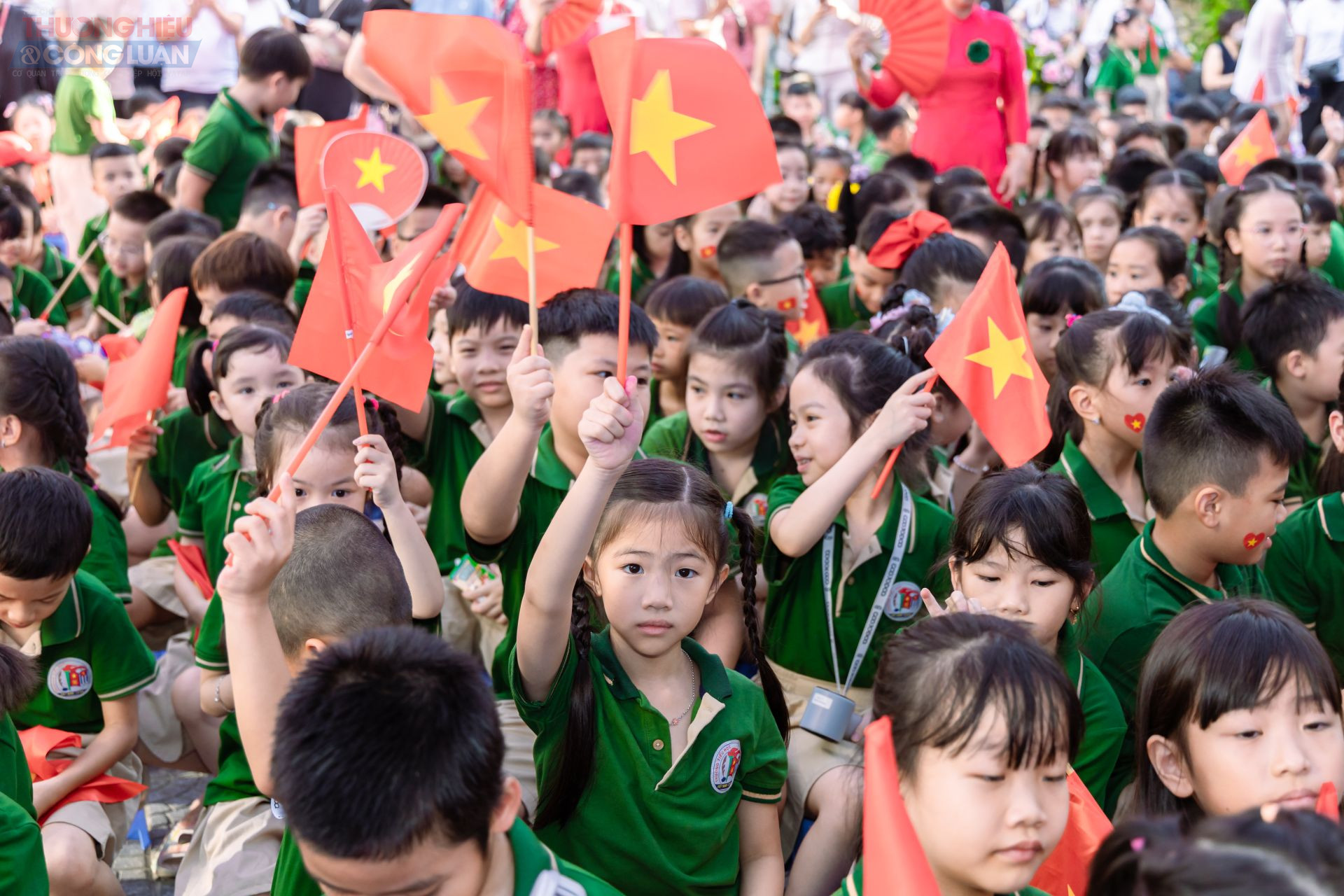 Ngày khai giảng 2025-2026, học sinh Hà Nội nô nức đến trường trong niềm hân hoan