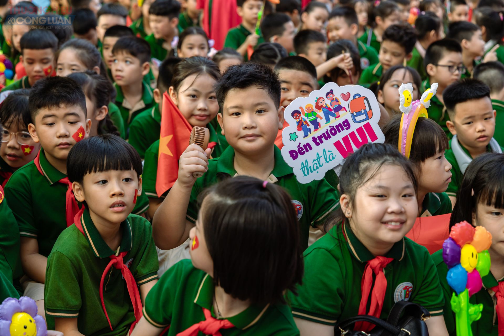 Sau nghi thức đón học sinh lớp 6, chào cờ, tuyên bố lý do, diễn văn khai giảng và đánh trống khai trường, học sinh trở về lớp để dự Lễ khai giảng chung toàn quốc được truyền hình trực tiếp trên kênh VTV1.