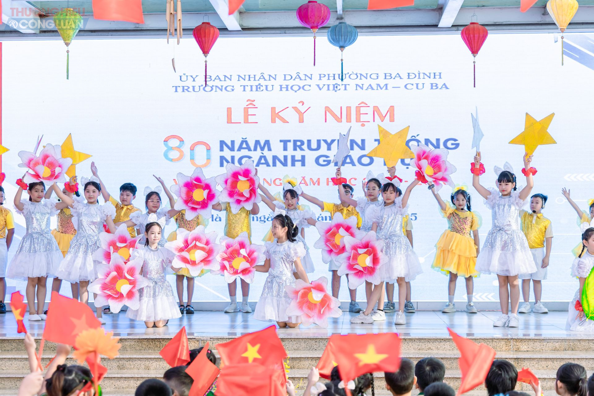 Không khí lễ khai giảng thêm rộn ràng nhờ những tiết mục văn nghệ do chính thầy và trò biểu diễn.