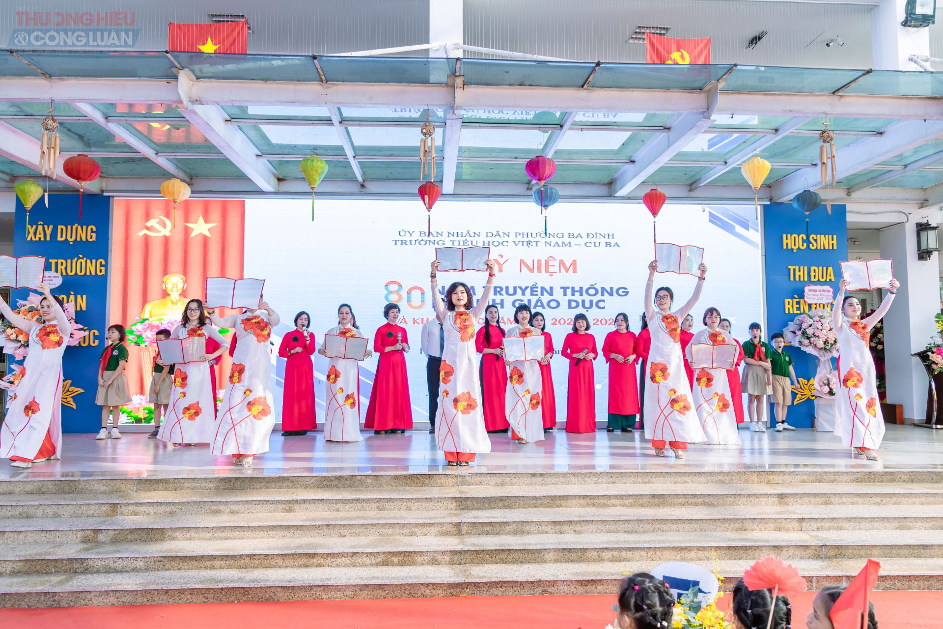 Tiết mục của các giáo viên Trường Tiểu học Việt Nam - Cuba được dàn dựng công phu đã để lại ấn tượng sâu sắc, vừa tạo không khí vui tươi ngày khai giảng.