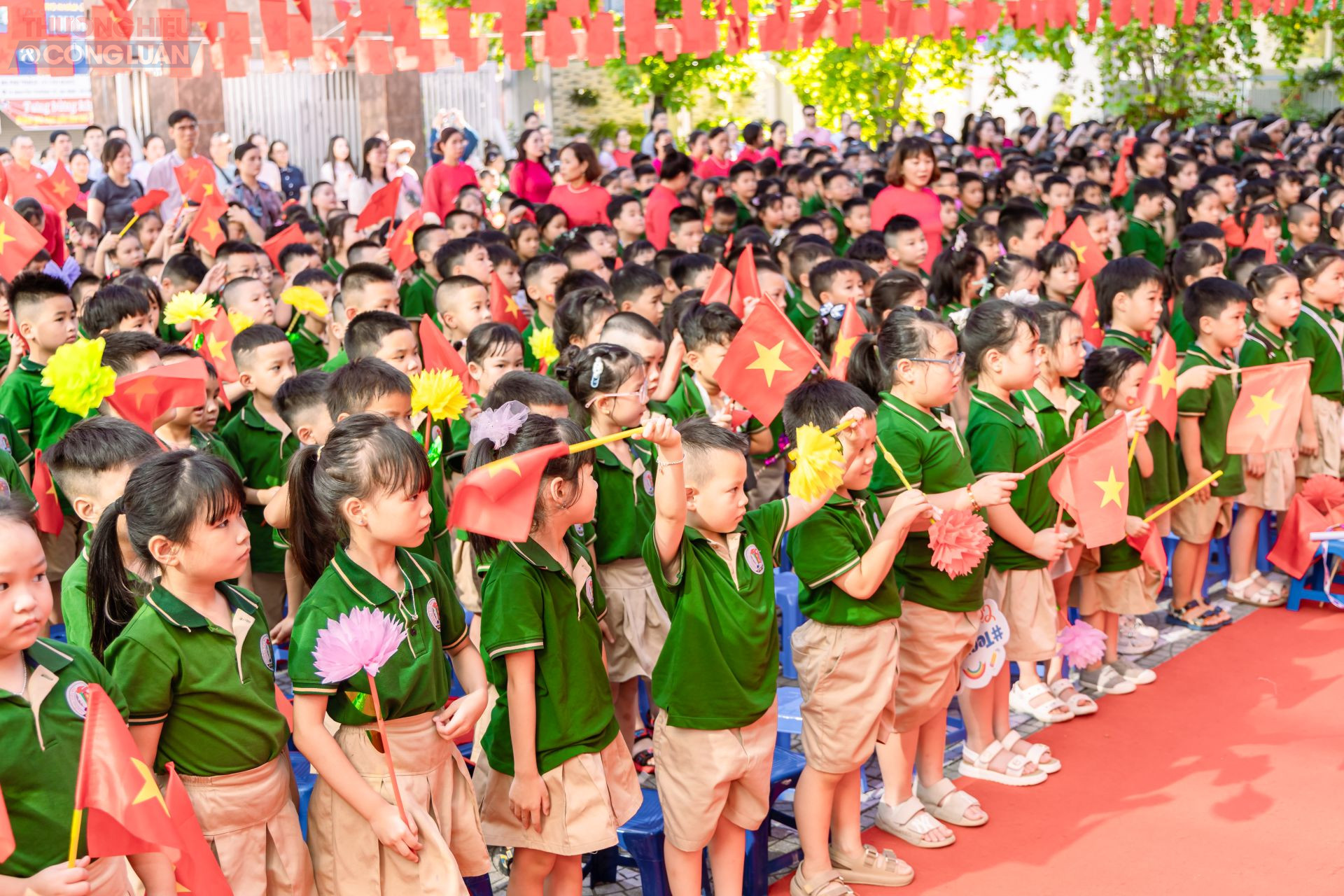 Thầy cô và học sinh Trường Tiểu học Việt Nam - Cuba(Ba Đình, Hà Nội) dự lễ khai giảng năm học mới