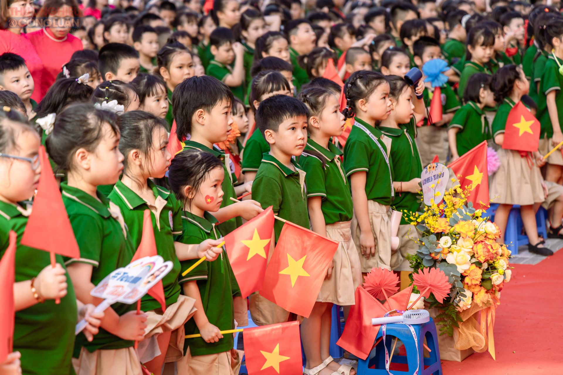 Với các em học sinh lớp 1, vẫn còn những bỡ ngỡ, được giáo viên và phụ huynh chăm sóc, nhắc nhở.