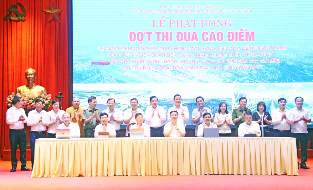 Lãnh đạo UBND tỉnh và các sở, ngành liên quan ký cam kết về hoàn thành phê duyệt dự án, lựa chọn nhà đầu tư triển khai các dự án liên quan.