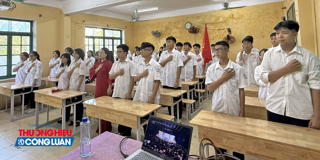 Thầy cô và học sinh Trường THPT Nguyễn Văn Cừ (tỉnh Bắc Ninh) dự lễ khai giảng trong không khí hân hoan, rộn ràng bước vào năm học mới.