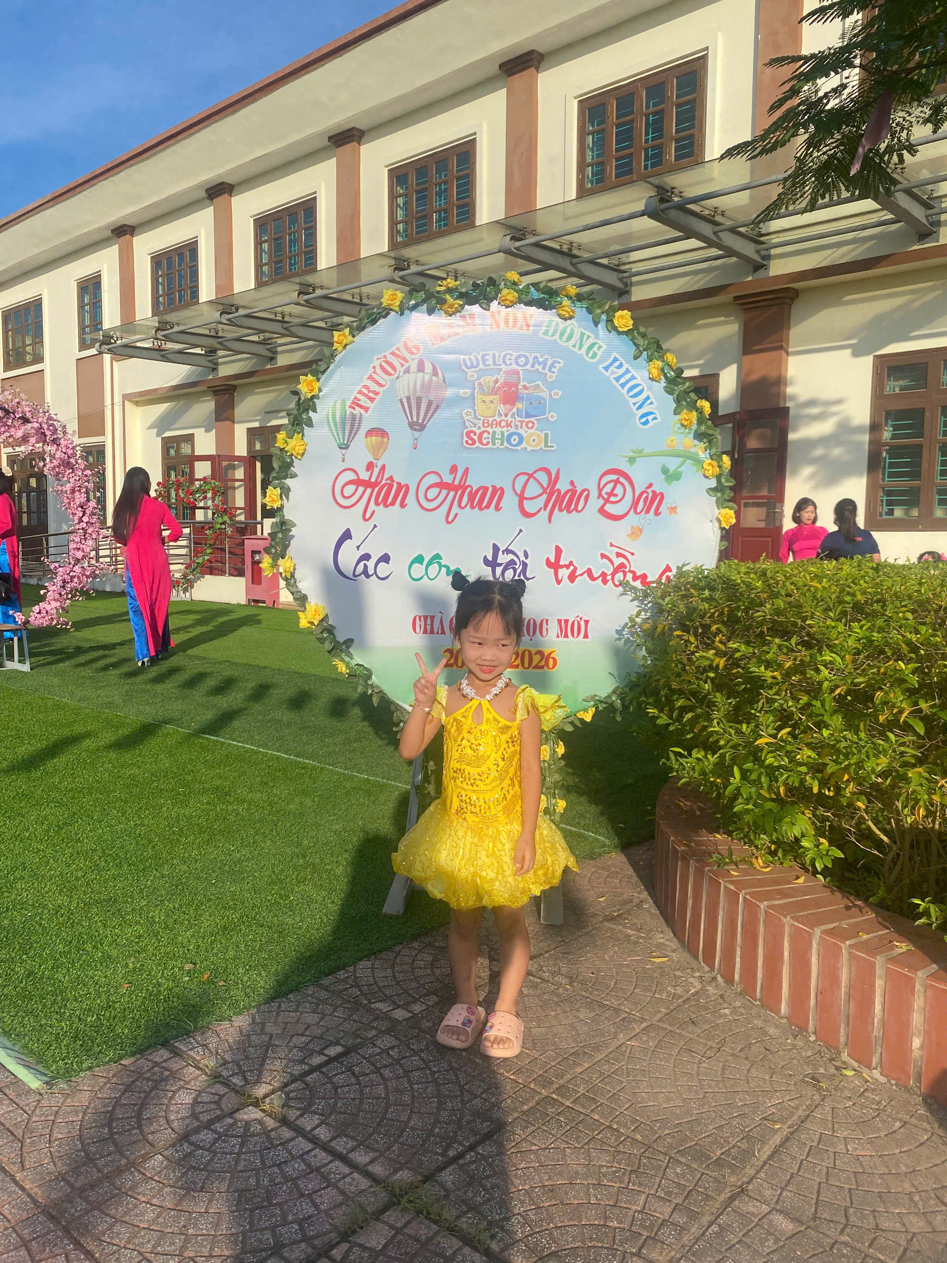 Cháu Anh Thư lớp mẫu giáo 5 tuổi trường mầm non Đông Phong háo hức đi dự lễ khai giảng.