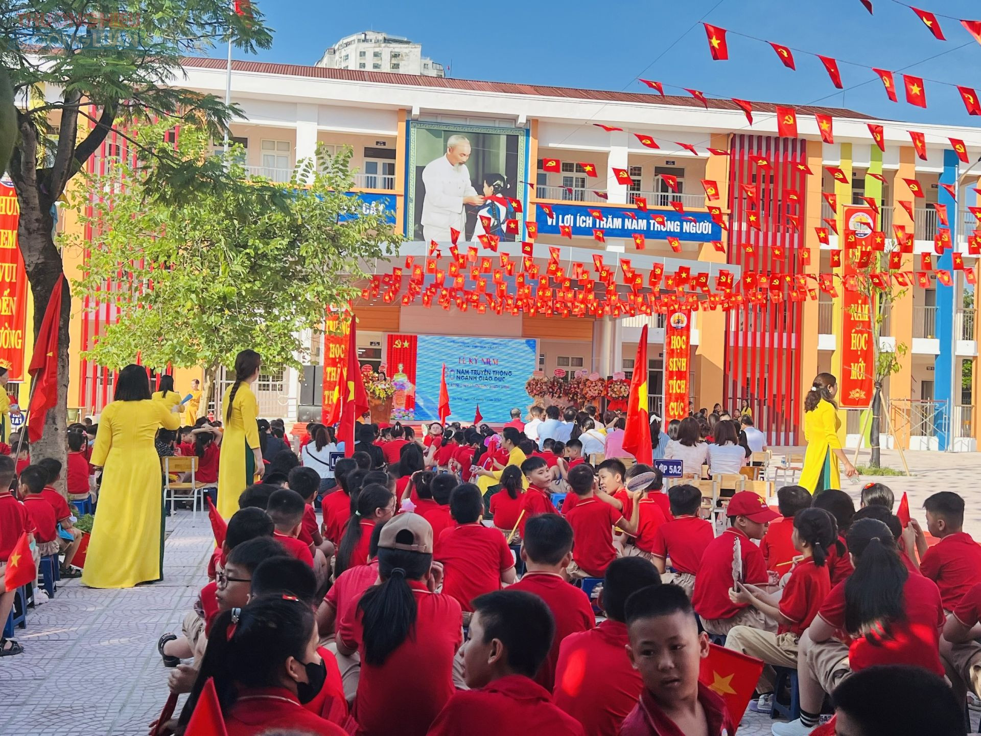 Các em học sinh của trường háo hức theo dõi lễ khai giảng sau những tháng nghỉ hè, vui mừng gặp lại thầy cô và bạn bè.