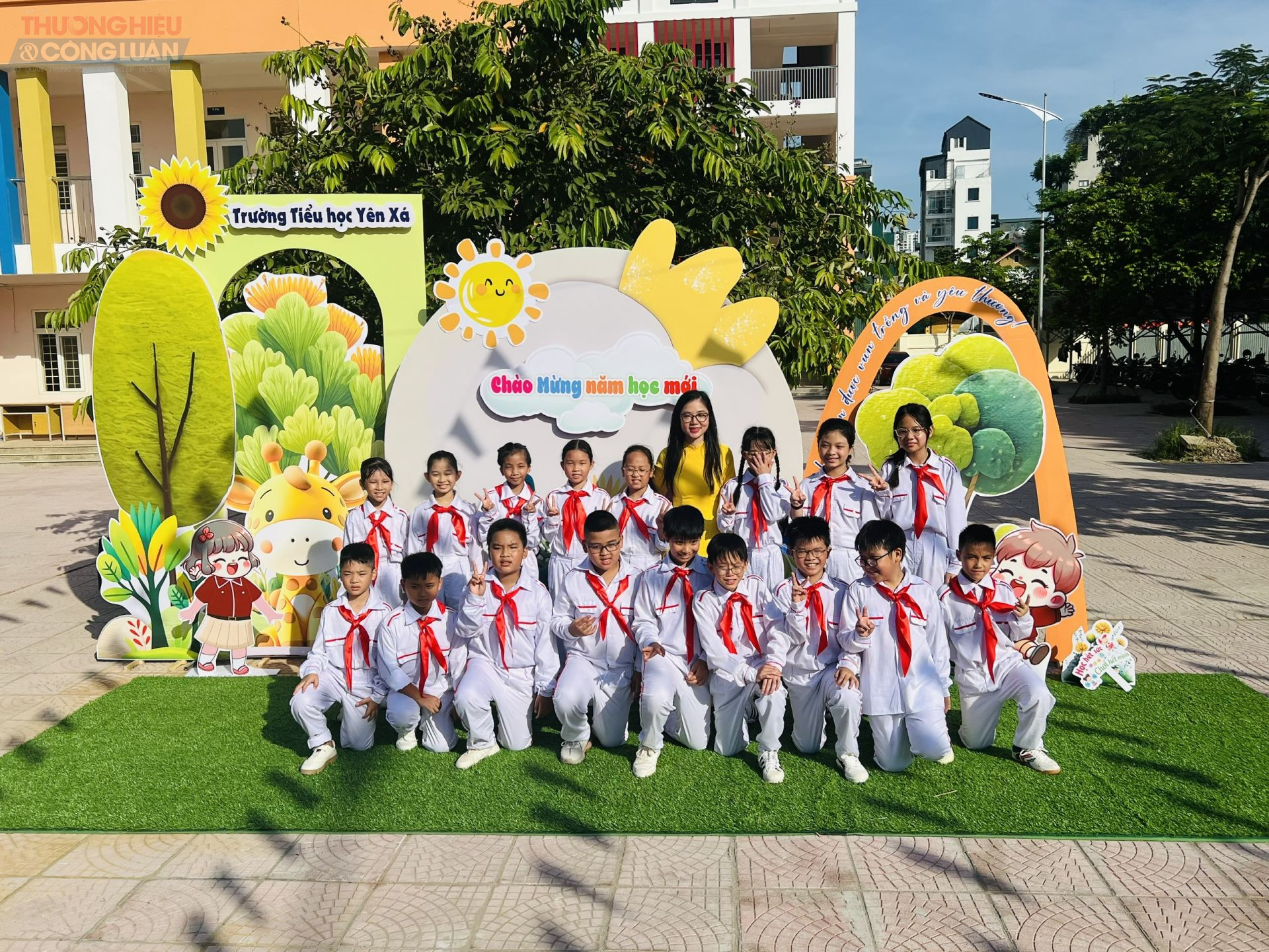 Liên đội trường tiểu học Yên Xá chụp hình lưu niệm Chào đón năm học mới cùng cô giáo Tổng phụ trách Triệu Thị Hồng Vân. Vừa qua, cô Hồng Vân vinh dự đạt giải thưởng cao quý “Nhà giáo Thanh Trì tâm huyết, sáng tạo” lần thứ IX năm 2025.