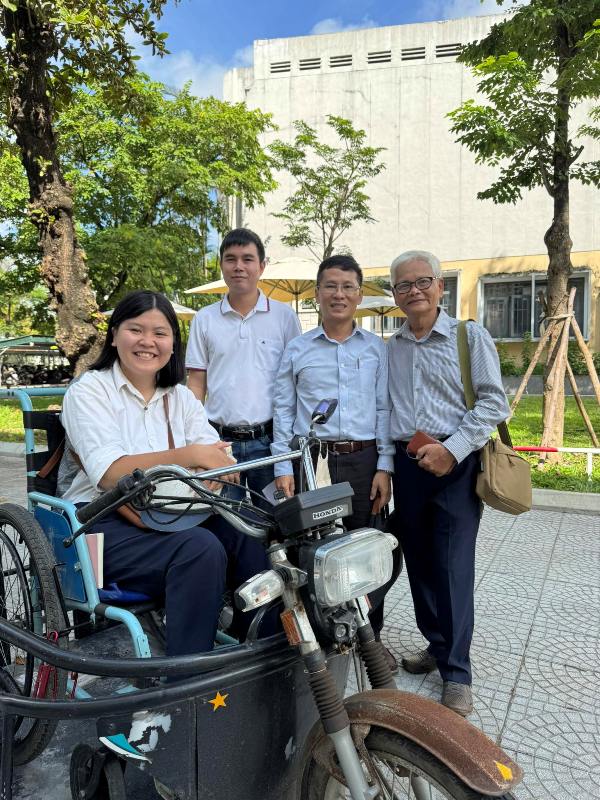 Em Tôn Nữ Thi Mơ bên chiếc xe tự chế và những người giúp đỡ Em Tôn Nữ Thi Mơ bên chiếc xe tự chế và những người giúp đỡ