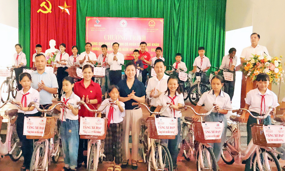 Bắc Ninh: Trao quà cho học sinh có hoàn cảnh khó khăn nhân dịp năm học mới